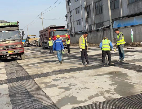 桐梓老材料的新故事：玻璃纤维土工格栅如何在‘白改黑’浪潮中重获新生？