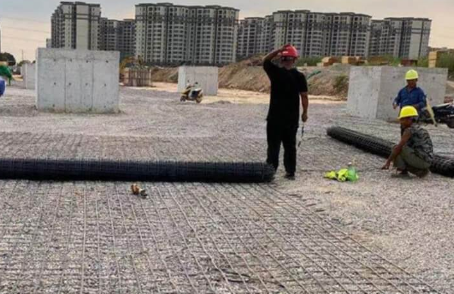 桐梓土工格栅铺设前地基要怎么处理？